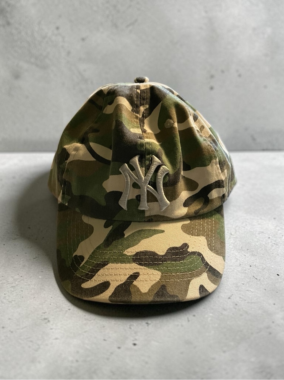 NY logo embroidered Budweiser camo snap back cap